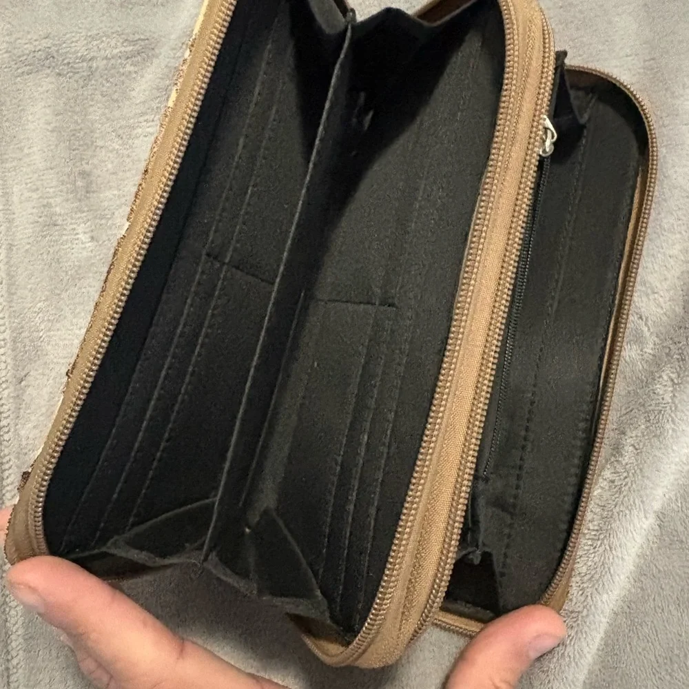 Vintage Brown Leather Clutch with Ornate Buckle - Picture 3 of 8